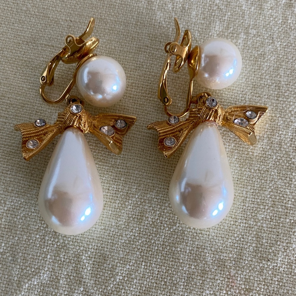 Elegant Gold and Cream Pearl Bow Earrings